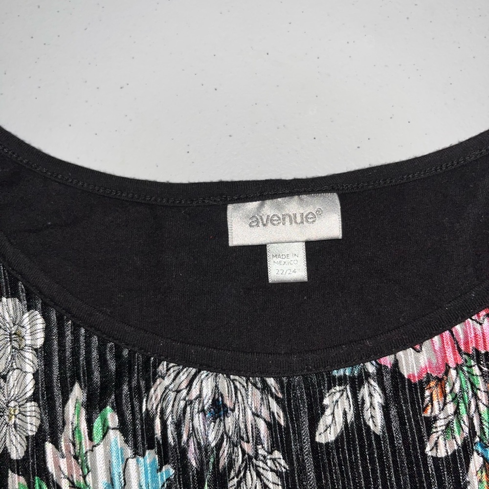 ๐ Avenue Pleated Floral Blouse - Picture 3 of 6